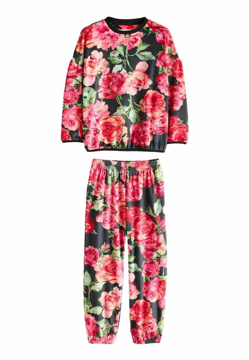 Blommig loungeklädset med svart bakgrund och stora rosa rosor, en T-shirt med rund hals och byxor med elastisk midja och mudd.