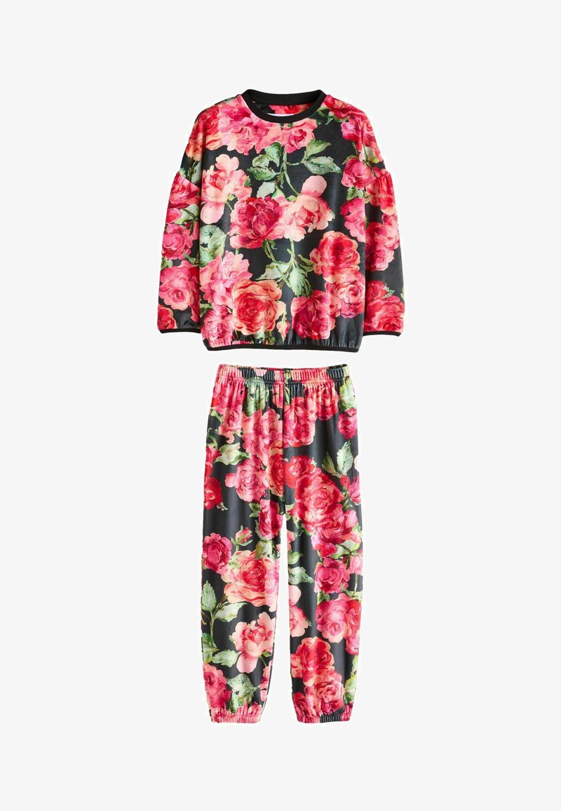 Souprava květinového volnočasového oblečení s černým pozadím a velkými růžovými růžemi, tričko s kulatým výstřihem a kalhoty s elastickým pasem a manžetami.
