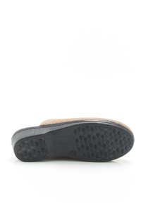 Sole nera con un motivo a nido d'ape testurizzato, caratterizzata da una tomaia in suede marrone. Il design è semplice e in stile slip-on.