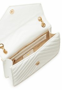 Witte gekwilt lederen handtas met gouden hardware, voorzien van een magnetische drukknoopsluiting, een binnenvak met rits en een gemusterde voering.