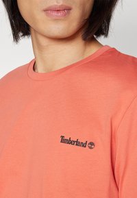 Timberland SMALL LINEAR LOGO PRINT TEE - Camiseta estampada - burnt sienna