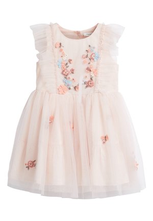 Robe sans manches rose pâle avec épaules à volants, jupe en tulle et motifs floraux pastel brodés sur le corsage et la jupe.