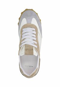 Sneaker con lacci caratterizzata da pelle bianca, dettagli in suede beige e grigio, punta rotonda, suola in gomma con aderenza e logo del brand impresso sulla linguetta.