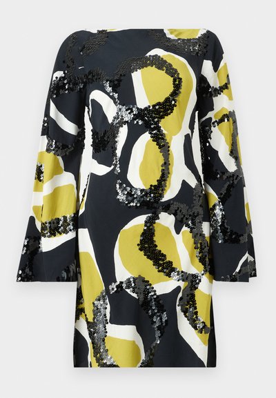 Αφηρημένο φόρεμα με σχέδιο σε μαύρο, λευκό και κίτρινο χρώμα, με μακριά μανίκια και μαύρα κυκλικά διακοσμητικά με παγιέτες.