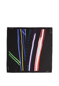 Sciarpa in seta con sfondo nero e linee astratte vivaci in rosso, blu, verde e giallo. I bordi sono orlati, offrendo una finitura liscia.