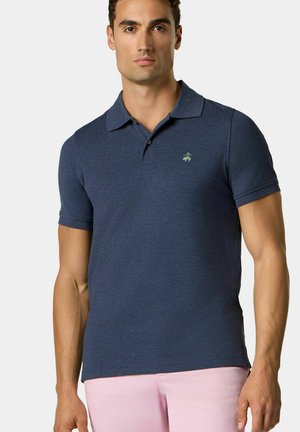 Granatowa koszulka polo z krótkimi rękawami, wykonana z teksturowanej tkaniny. Posiada kołnierzyk noszony na płasko oraz małe zielone logo na piersi.