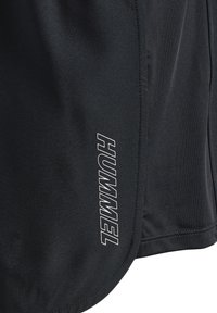 Schwarze Sportshorts aus glattem, leichtem Stoff mit dem Wort "HUMMEL" in weißen Buchstaben entlang der Seitennaht.