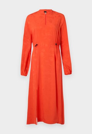 Sarkans garais piedurkņu kleita ar augstu dekoltē, ar rāvējslēdzēju, elastīgu jostasvietu, sānu šķēlumiem un teksturētu ziedu rakstu.