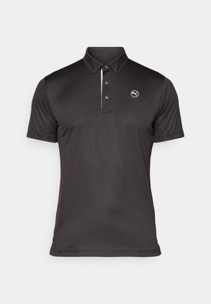 Juodas polo marškinėlis, pagamintas iš lygios, drėgmę sugeriančios medžiagos. Yra trijų mygtukų užsegimas, trumpomis rankovėmis ir logotipas ant krūtinės.