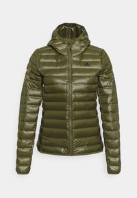 Zielona oliwkowa kurtka ocieplana Adidas z kapturem, pełnym zamkiem błyskawicznym i poziomym pikowaniem.