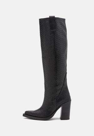 Czarne, wysokie buty do kolan z teksturowanej skóry węża, z kwadratowym czubkiem i masywnym obcasem. Wykończone gładką powierzchnią i subtelnymi detalami szwów.