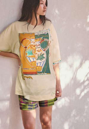 Next, REGULAR FIT - GRAPHIC VASE SHORT SLEEVE T-SHIRT . - T-shirts print - butter yellow