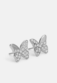 Orecchini a forma di farfalla in argento, decorati con cristalli trasparenti, con una finitura lucida e logo stampato su un'ala.