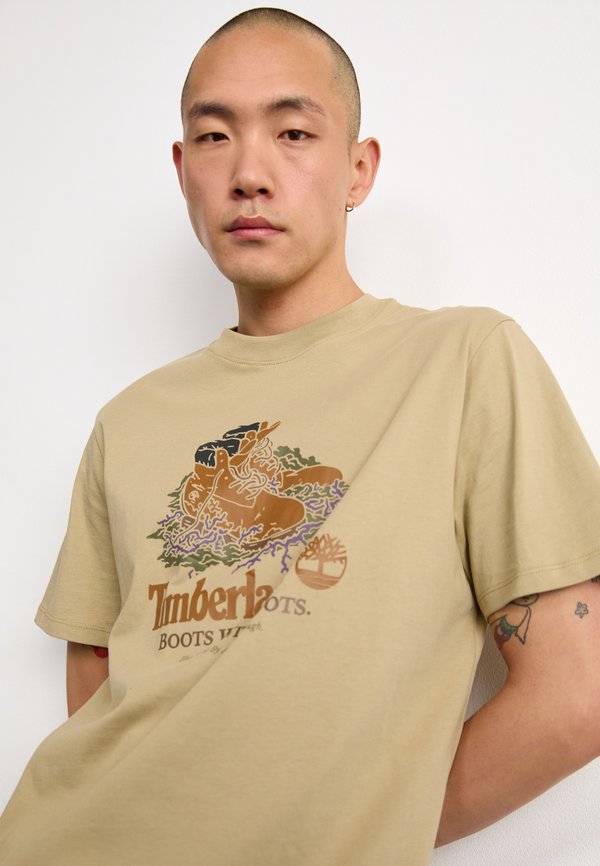 FRONT BOOT GRAPHIC TEE - Print T-shirt - lemon pepper2