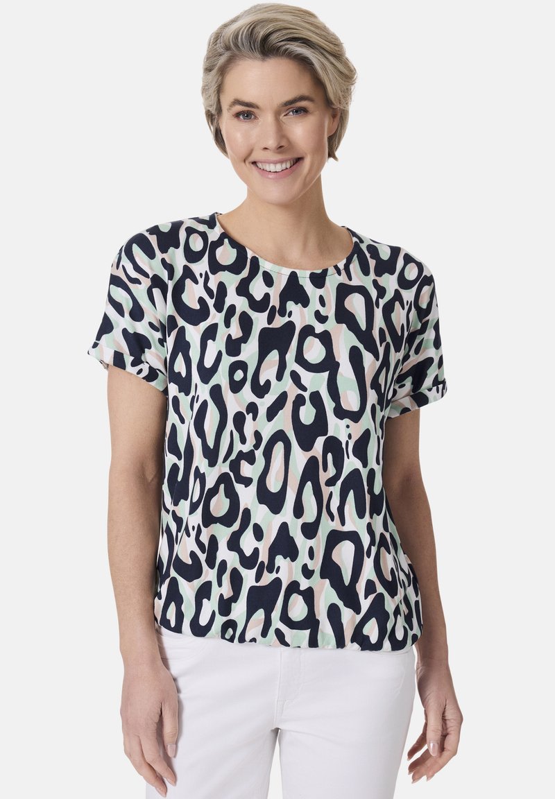 Kurzärmliges Oberteil mit Leopardenmuster in Marineblau, Pastellgrün und Blush auf einem leichten Stoff. Runder Ausschnitt und lässige Passform.