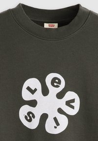 Sweat-shirt Levi's vert foncé avec un motif graphique blanc en forme de fleur affichant le mot "LEVIS" en lettres noires au centre avant.