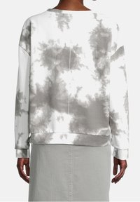 Sudadera de tie-dye en gris y blanco con un corte relajado, tela suave, cuello redondo y mangas largas. Detalles de costura visibles a lo largo del dobladillo.