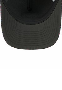 Casquette noire avec une surface texturée, présentant un motif coloré à pois le long du bord de la visière. Conception à visière plate.