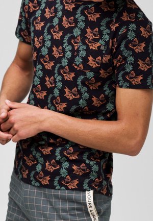 T-shirt noir à manches courtes avec un imprimé intégral de poissons orange et de feuilles vertes, doté d'un col rond et d'une coupe décontractée.