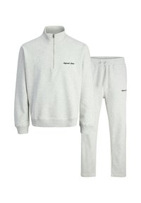 Hellgraues Sweatshirt mit einem Viertelreißverschluss und geripptem Kragen, kombiniert mit passenden Hose mit elastischem Bund. Verfügt über dezent gestickten Text.