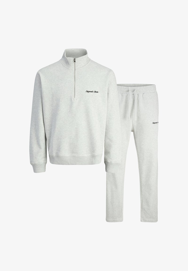 Hellgraues Sweatshirt mit einem Viertelreißverschluss und geripptem Kragen, kombiniert mit passenden Hose mit elastischem Bund. Verfügt über dezent gestickten Text.