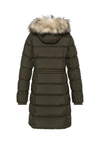 Olivengrøn puffjakke med pelsforet hætte, der har quiltede segmenter, ribstrikkede manchetter og en midt-længde design. Teksturen virker glat.