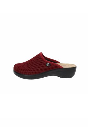 Zoccolo rosso in rete slip-on con suola nera, caratterizzato da un design con tacco basso e una parte superiore traspirante, dettagliato con una superficie testurizzata e un'etichetta con logo.
