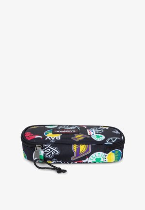 Svart pennfodral med dragkedja, prytt med olika färgglada sportlaglogotyper och grafik, tillverkat av hållbart tyg med en slät yta.