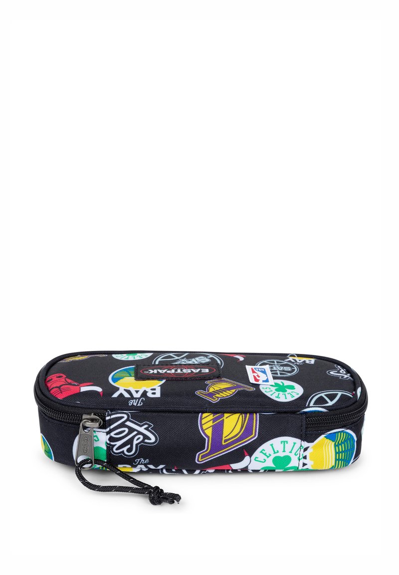 Estuche para lápices negro con cierre de cremallera, con varios logotipos y gráficos coloridos de equipos deportivos, hecho de tela resistente con una textura suave.