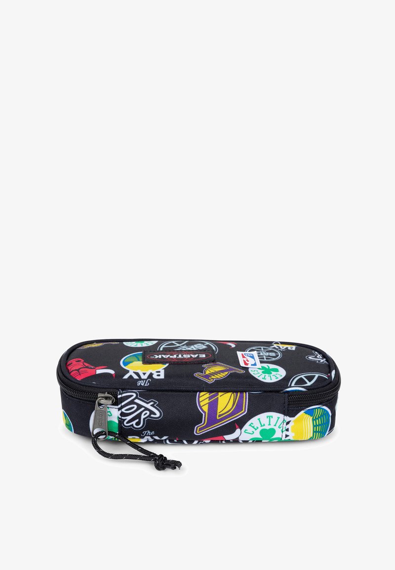 Estuche para lápices negro con cierre de cremallera, con varios logotipos y gráficos coloridos de equipos deportivos, hecho de tela resistente con una textura suave.