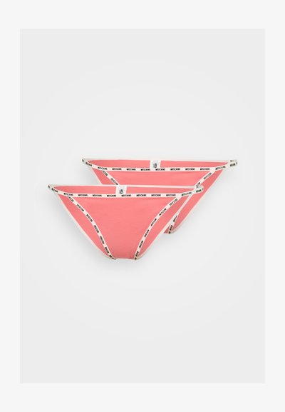 Vaaleanpunaiset puuvillahousut, joissa on valkoinen ja musta Moschino-logon vyötärö. Ominaisuuksia ovat sileä pinta ja matala leikkaus. Mukana on kaksi paria.