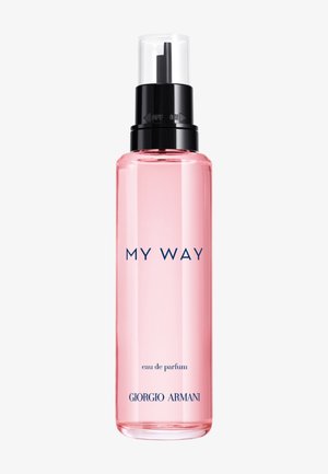 Roze cilindervormige sprayfles met het label "MY WAY", "eau de parfum" en "GIORGIO ARMANI" met een zwarte pomp en een doorzichtige dop.