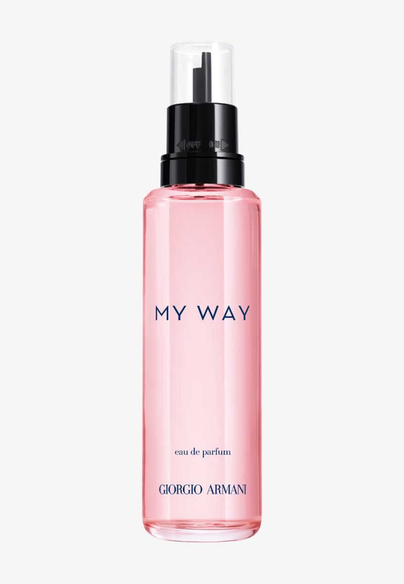 Rosa sylinderformet sprayflaske merket "MY WAY", "eau de parfum" og "GIORGIO ARMANI" med svart pumpe og klar hette.