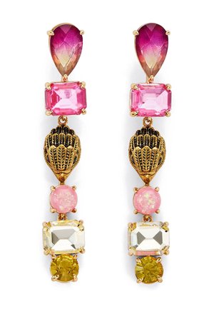 Longues boucles d’oreilles en or avec cinq pierres colorées chacune : goutte violette, rectangle rose, coquillage doré, rond rose, rectangle clair et rond jaune.