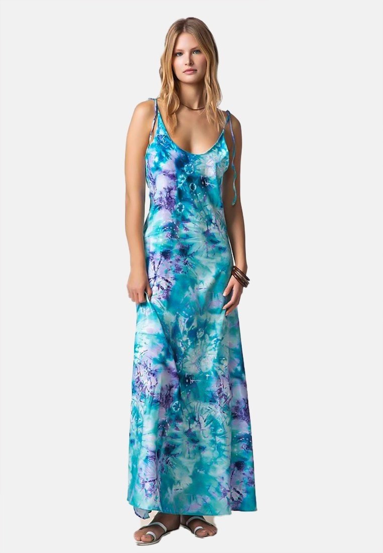 Abito maxi in blu e turchese con motivo tie-dye. Presenta una scollatura profonda e spalline sottili, realizzato in tessuto leggero.