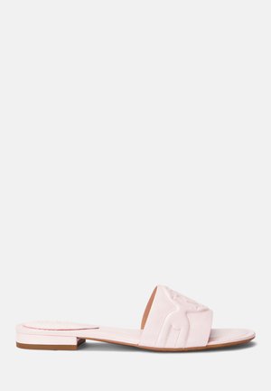 Vaaleanpunaiset nahkaiset liukusandaalit, joissa on litteä pohja, leveä päällinen ja kohokuvioitu yksityiskohta. Minimalistinen muotoilu ja sileä pinta.