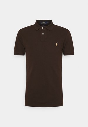 Polo marron foncé à manches courtes avec deux boutons blancs et un petit logo cheval brodé beige sur le côté gauche de la poitrine.