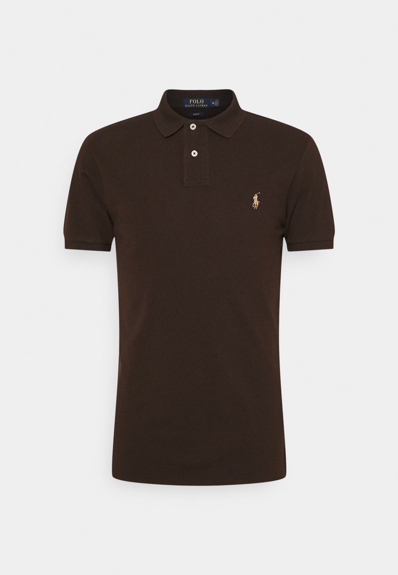 Polo marron foncé à manches courtes avec deux boutons blancs et un petit logo cheval brodé beige sur le côté gauche de la poitrine.