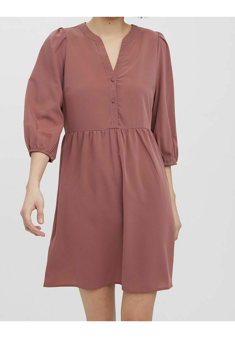 Roze-kleurige jurk tot de knie met pofmouwen, een V-halslijn, knopen aan de voorkant en een gathered taille. Gemaakt van lichtgewicht, gladde stof.