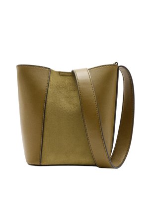 Torba oliwkowa o starannym kroju, z gładką skórzaną zewnętrzną częścią i panelem ze skóry zamszowej. Posiada długi, regulowany pasek.