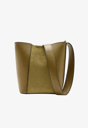 Torba oliwkowa o starannym kroju, z gładką skórzaną zewnętrzną częścią i panelem ze skóry zamszowej. Posiada długi, regulowany pasek.