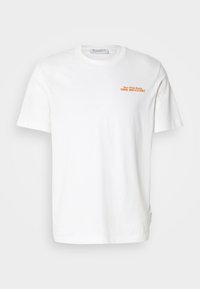 Weißes Baumwoll-T-Shirt mit kurzen Ärmeln, das auf der linken Brust den orangefarbenen Text "DEIN ABENTEUER" trägt. Einfaches, klassisches Rundhals-Design.