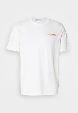 Hvid bomulds t-shirt med korte ærmer, med orange tekst "DIN EVENTYR" på venstre bryst. Enkel, klassisk crew neck design.