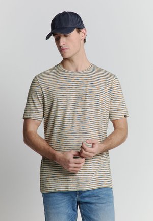 Gestreept T-shirt in beige met blauwe en oranje lijnen, korte mouwen en een ronde halslijn, gecombineerd met een marineblauwe pet. Casual pasvorm, gemaakt van katoen.
