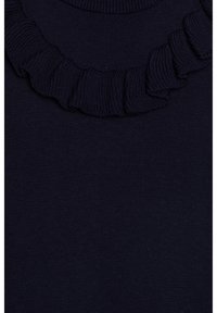 Námořnický svetr s texturovaným ribovaným výstřihem s volánkovým akcentem. Materiál je pletený a hladký, s konzistentní tmavou barvou.