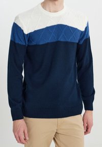 Gestrickter Pullover mit einem Color-Block-Design in Marineblau, Hellblau und Weiß. Strukturierte obere Partie mit Rautenmuster. Reguläre Passform.