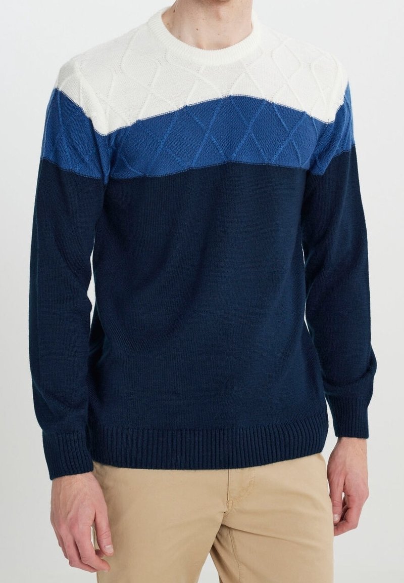 Gestrickter Pullover mit einem Color-Block-Design in Marineblau, Hellblau und Weiß. Strukturierte obere Partie mit Rautenmuster. Reguläre Passform.