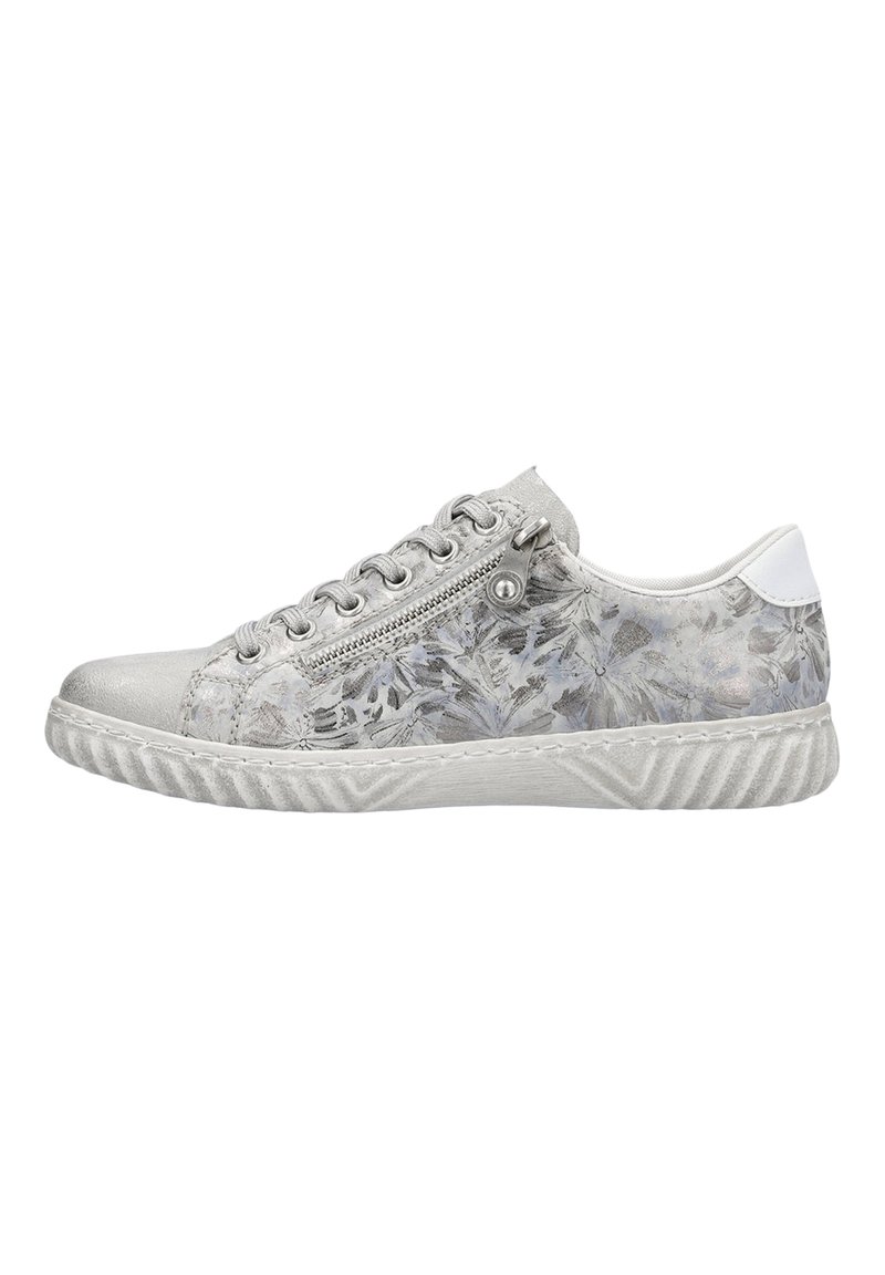 Zapatilla plateada con patrón floral, acabados suaves y texturizados, detalles de cremallera de metal y acento blanco en el talón. Suela de goma.