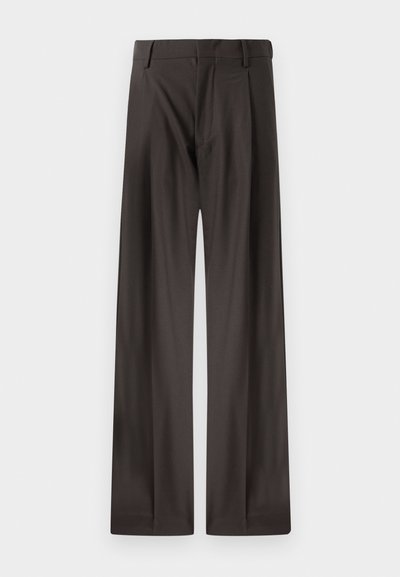 Wide-leg trousers in dark brown fabric. Features a smooth texture, structured waistband, and subtle front pleats.
