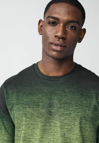 Next DIP DYE GRAPHIC - T-shirts print - green chest graphic